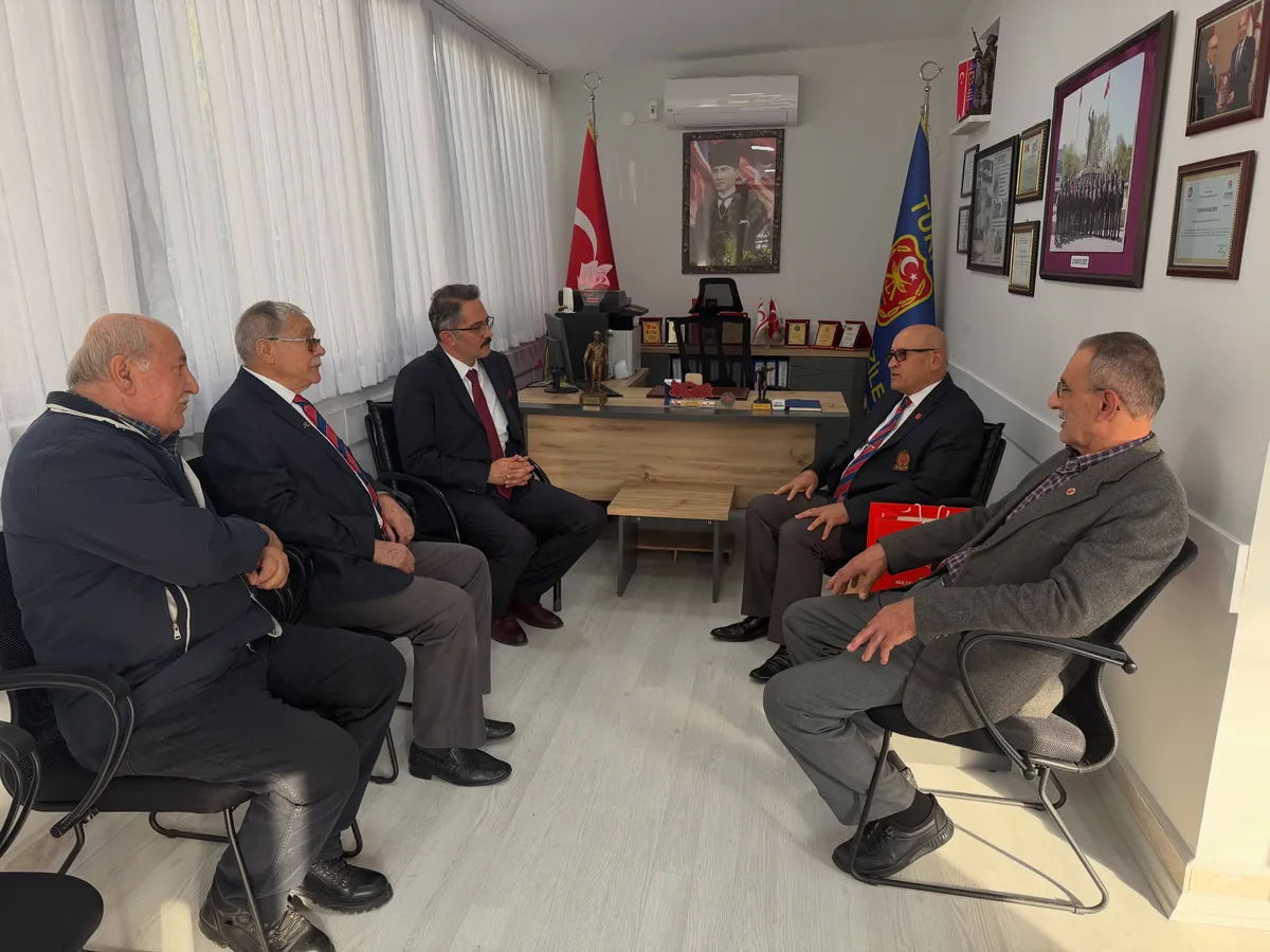 Göreve başlayan İl Müdürü Seçkin Bilici, kentte faaliyet gösteren şehit ve gazi derneklerinin başkanları, yöneticileri ve üyeleriyle bir araya gelerek taleplerini dinledi. - Fotoğraf 6