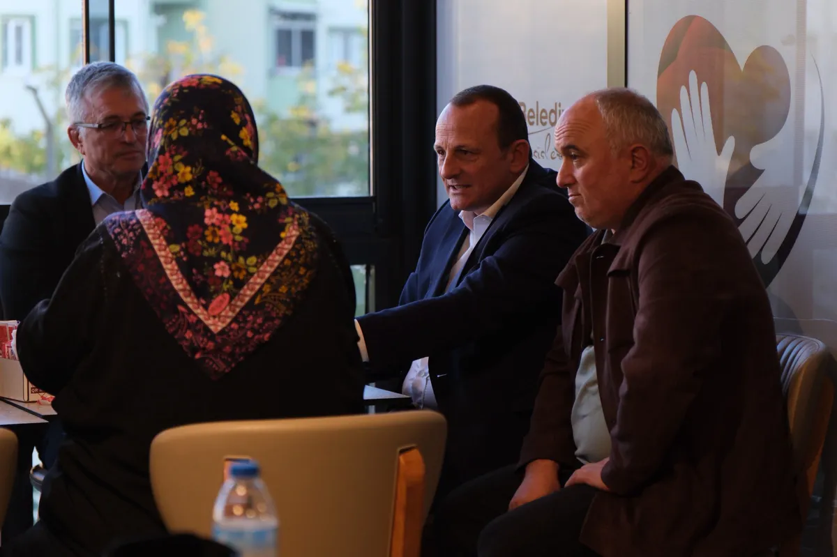 Çiftlikköy Belediye Başkanı Adil Yele, Bulgaristan Cumhurbaşkanlığı seçimi öncesinde BAL-GÖÇ Yalova Derneği Başkanı Lütfi Özgür ve sandık görevlileriyle birlikte 500 Evler Mahallesi sakinleriyle buluştu. - Fotoğraf 6