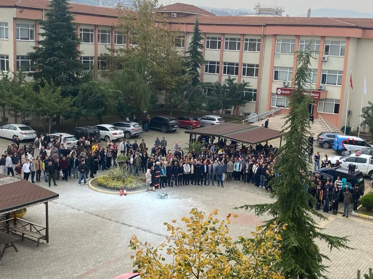 Yalova Belediyesi İtfaiye Müdürlüğü, Yalova Üniversitesi Safran Yerleşkesi'ndeki Meslek Yüksekokulu öğrencilerine afet ve acil durumlara hazırlık kapsamında Yangın ve tahliye eğitimi verdi. - Fotoğraf 2