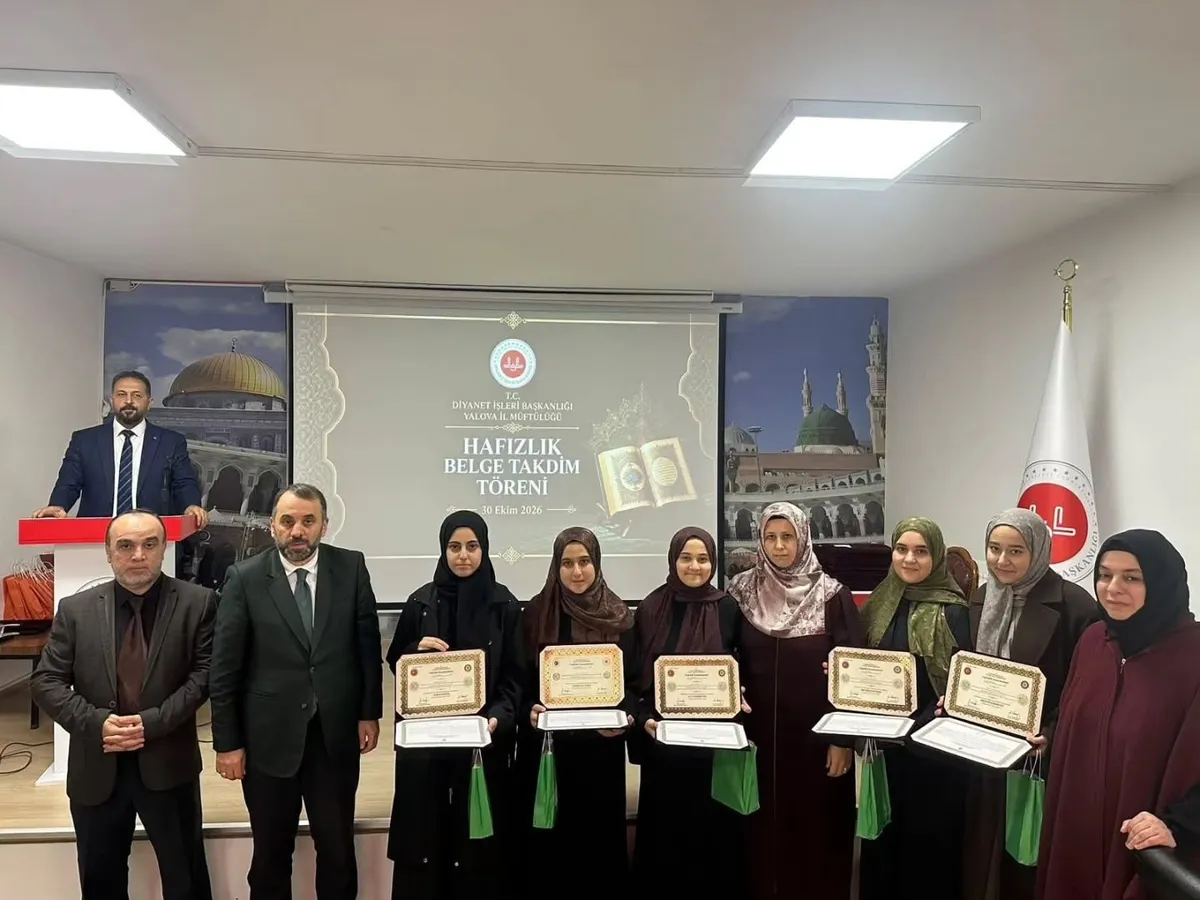 Yalova'da hafızlık eğitimlerini tamamlayan öğrencilere hafızlık belgeleri, İl Müftüsü Naci Çakmakçı'nın katıldığı programla takdim edildi. - Fotoğraf 5