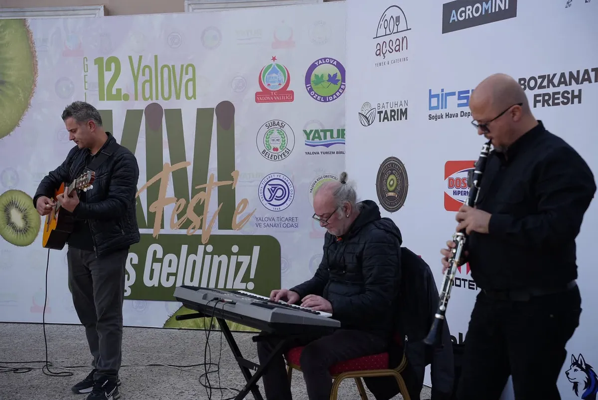 Subaşı'nda düzenlenen 12. Yalova Kivi Festivali'nde yurt dışından gelen kardeş kent temsilcileri ağırlandı; heyetlere hediyeler sunulurken folklor gösterileri ve konserler sergilendi. - Fotoğraf 4