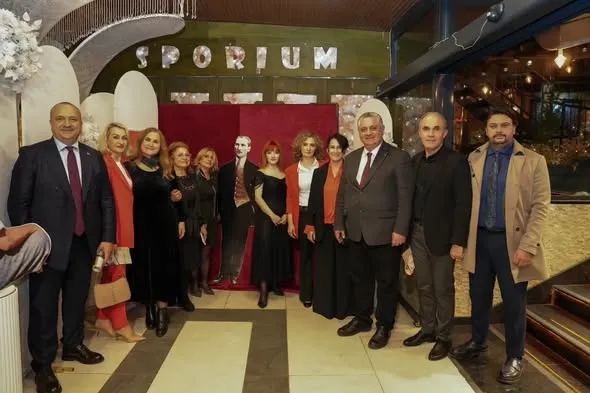 Çınarcık Belediye Başkanı Avni Kurt, Sporium'da düzenlenen Cumhuriyet Balosu'na katılarak birlik ve beraberlik mesajlarının verildiği gecede yer aldı. - Fotoğraf 3