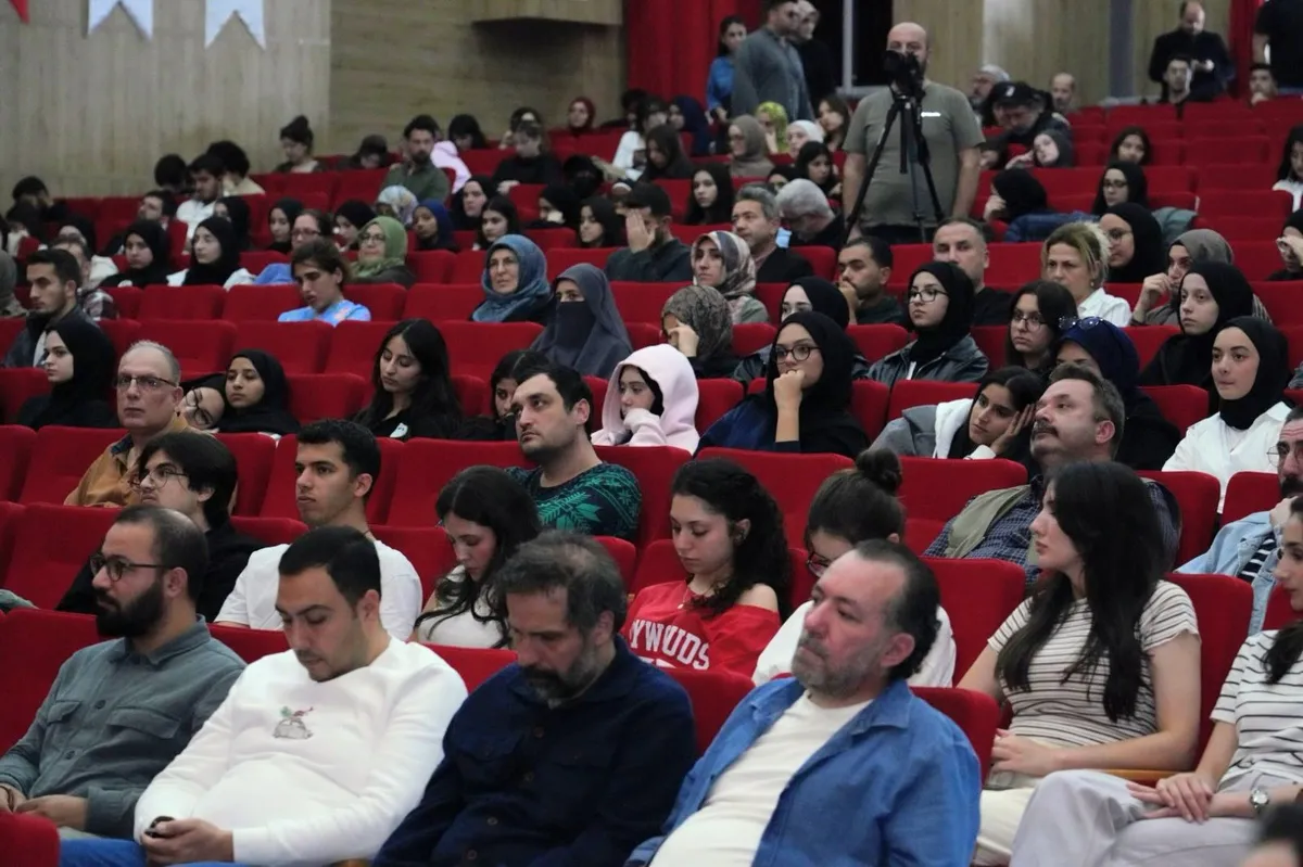 Yalova Üniversitesi'nde düzenlenen "Ötekisizlik Ahlâkı" konferansına konuşmacı olarak katılan Ahmet Özhan, akademik personel ve öğrencilerle bir araya geldi. - Fotoğraf 5