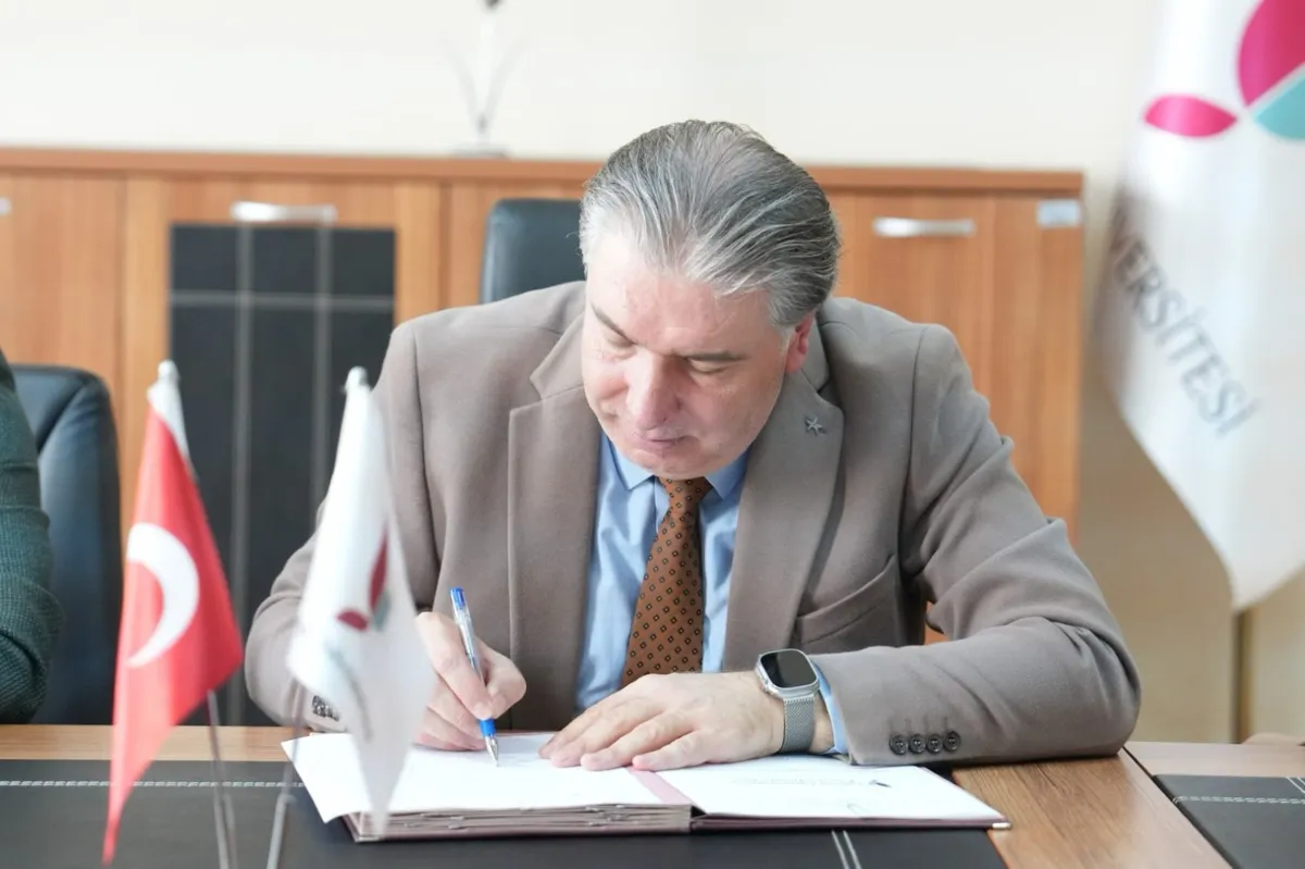 Rektörlük binasında düzenlenen törende, akademi ile üretim sektörünü buluşturan Üniversite-Sanayi İş Birliği Protokolü 7 sanayi kuruluşunun katılımıyla imza altına alındı. - Fotoğraf 2