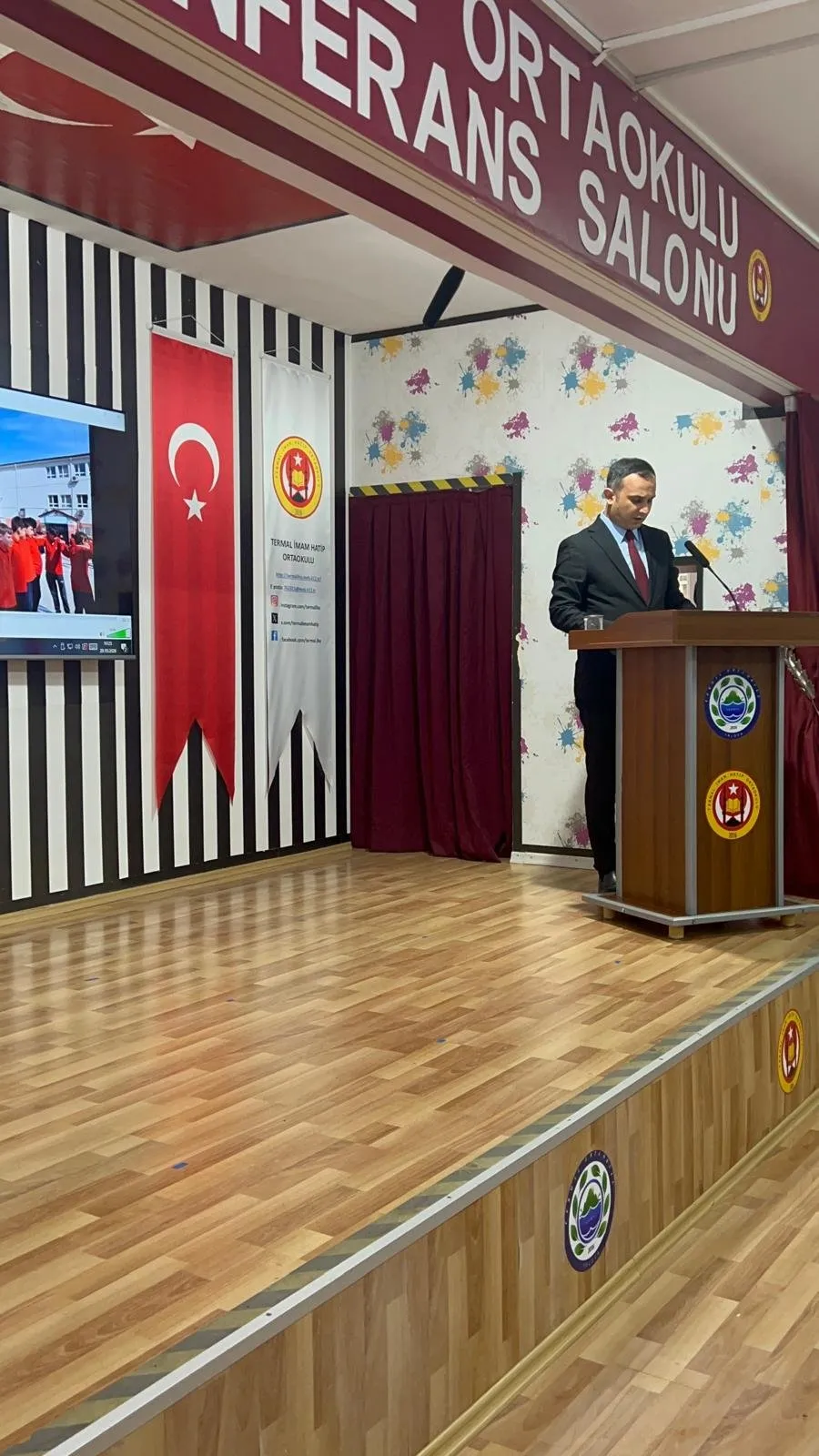 Termal Ortaokulu'nda düzenlenen 29 Ekim Cumhuriyet Bayramı kutlamalarında öğrenciler gösterilerini sergiledi, ilçe protokolünün katılımıyla öğrenci eserlerinden oluşan sergi açıldı. - Fotoğraf 2