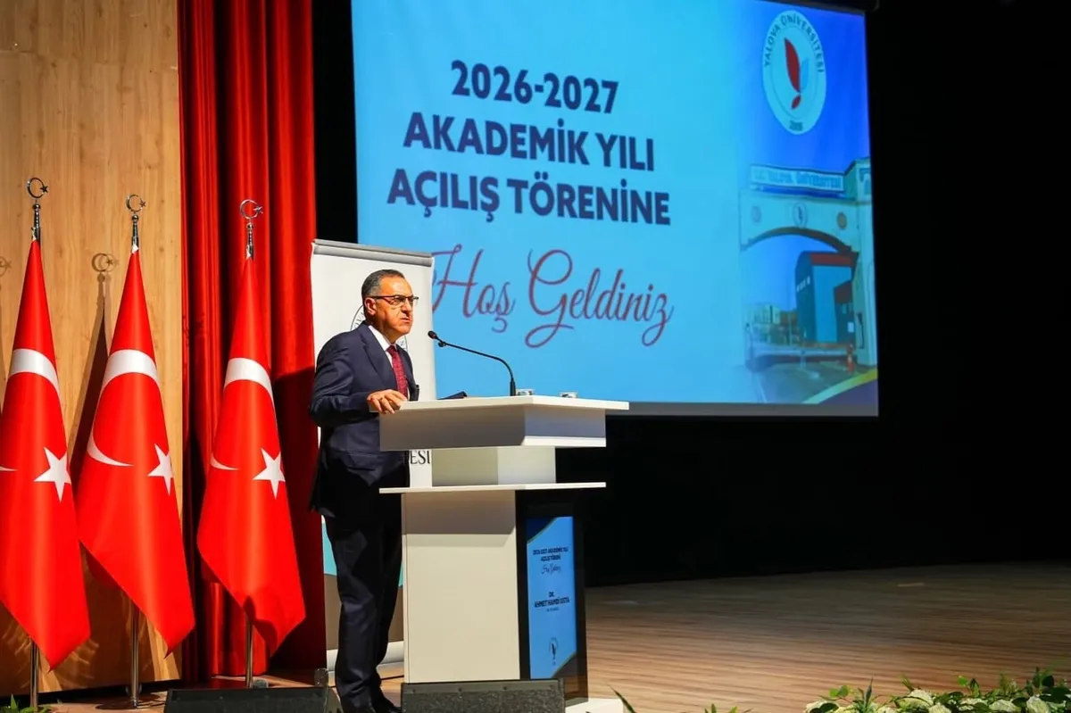 Yalova Üniversitesi'nde düzenlenen 2026-2027 Akademik Yılı Açılış Töreni'ne katılan ilçe belediyesi, yeni dönemin akademisyenlere ve öğrencilere hayırlı olmasını temenni etti. - Fotoğraf 3