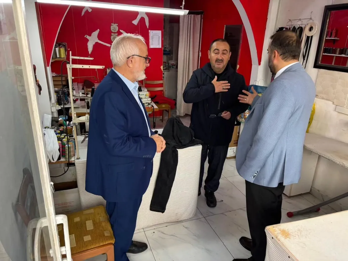Yalova İl Müftüsü Naci Çakmakçı, din görevlileriyle birlikte Gaziosmanpaşa civarındaki esnafı ziyaret ederek hayırlı kazançlar diledi ve Diyanet yayınlarından hediye etti. - Fotoğraf 9
