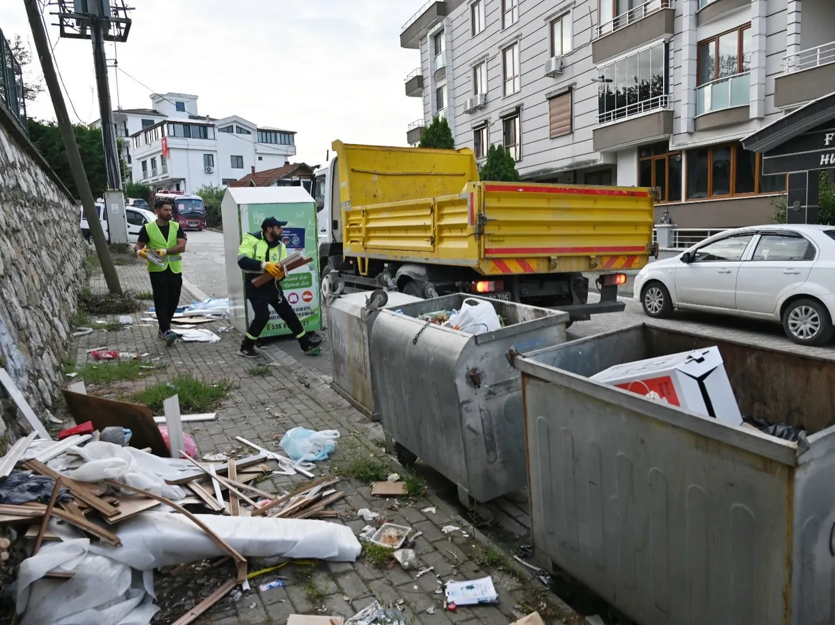 Yalova Belediyesi ekipleri, kentin dört bir yanında yürütülen çalışmalar kapsamında Kazım Karabekir Mahallesi'nde sokakları süpürdü, yabani otları biçti ve konteyner çevrelerindeki büyük hacimli atıkları topladı. - Fotoğraf 3