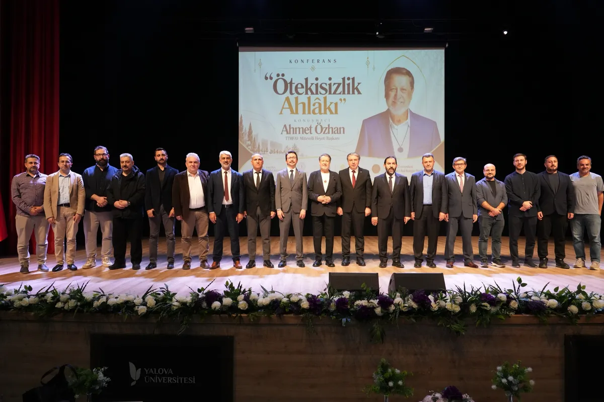 Yalova Üniversitesi'nde düzenlenen "Ötekisizlik Ahlâkı" konferansına konuşmacı olarak katılan Ahmet Özhan, akademik personel ve öğrencilerle bir araya geldi. - Fotoğraf 4