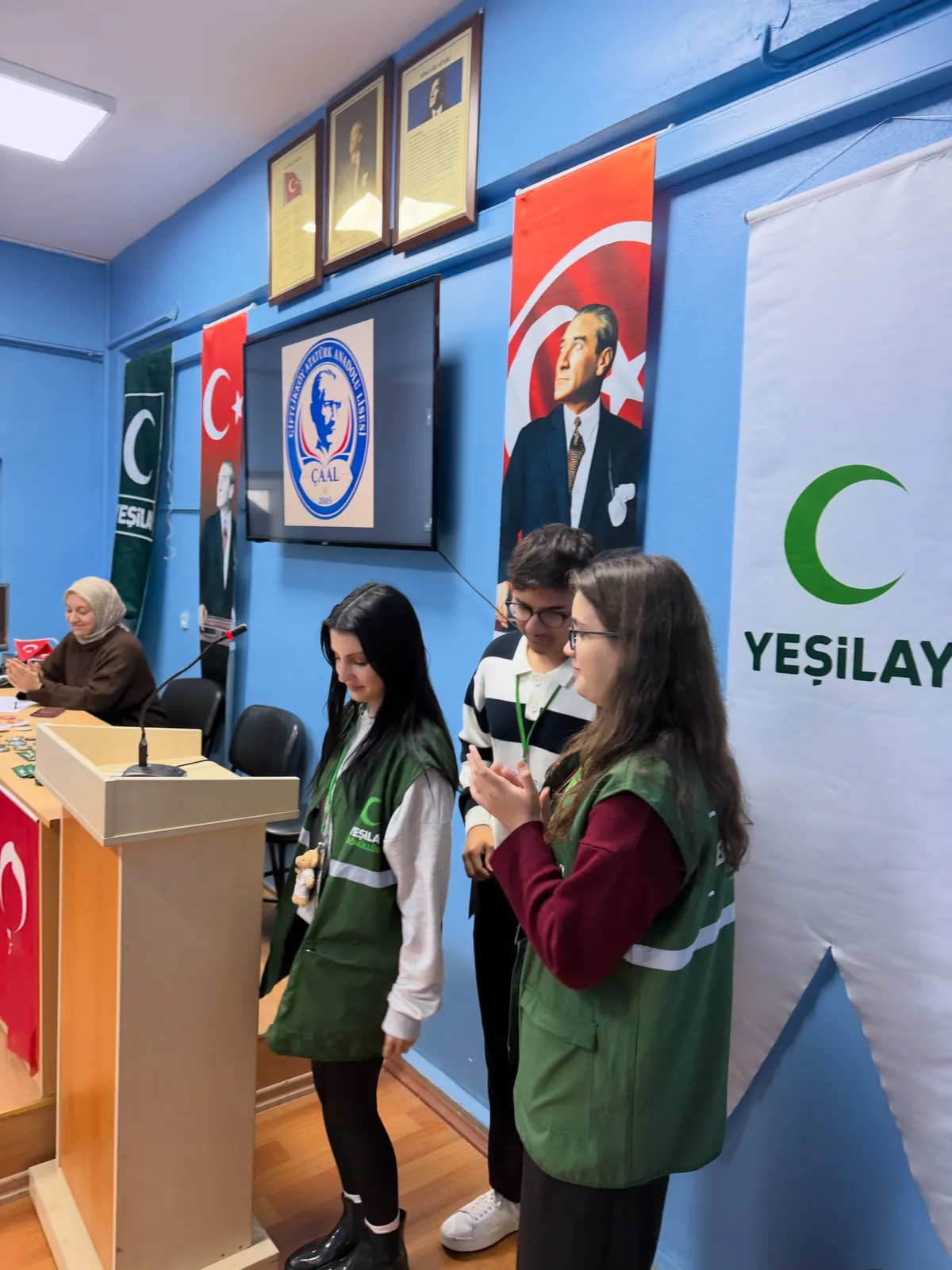 Çiftlikköy Atatürk Anadolu Lisesi'ni ziyaret eden Yeşilay Yalova Şubesi, Okul Aile Birliği bünyesinde velilerle buluşarak bağımlılıkla mücadele çalışmaları ile yedam'ın ücretsiz destek hizmetlerini tanıttı. - Fotoğraf 9