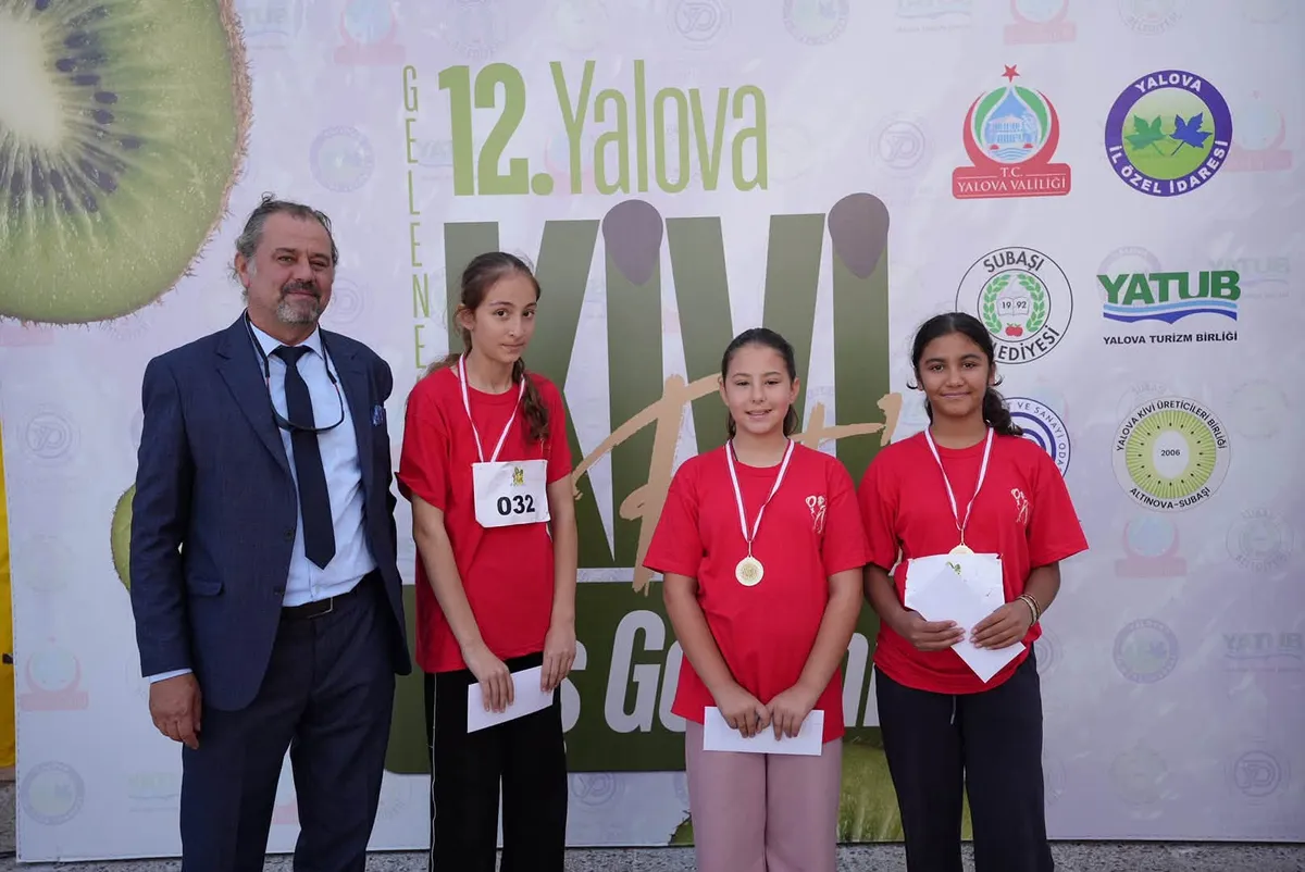 Altınova'nın Subaşı beldesinde 12. Yalova Kivi Festivali kapsamında düzenlenen Subaşı Olimpiyatları'nda çocuklar bocce, 100 metre koşu ve uzun atlama yarışlarında yer aldı. - Fotoğraf 3
