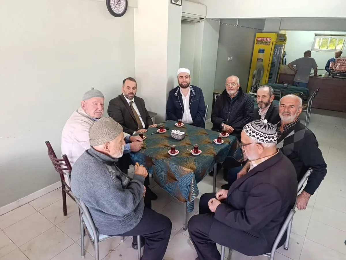 Yalova İl Müftüsü Naci Çakmakçı, köy ziyaretleri kapsamında Elmalık Köyü Camisi'nde öğle namazında cemaatle bir araya gelerek vatandaşlarla sohbet etti. - Fotoğraf 4