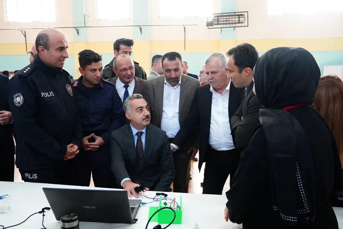 İlçe protokolünün katıldığı törenle kapılarını açan TÜBİTAK 4007 Bilim Şenliği'nde, öğrencilerin ve katılımcıların hazırladığı bilimsel projeler sergilenmeye başladı. - Fotoğraf 6