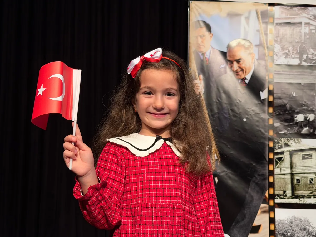 Yalova Belediyesi, Cumhuriyetin 103. yıl dönümü etkinlikleri kapsamında Gazi Mustafa Kemal Atatürk'ün doğa sevgisini ve çevre bilincini anlatan Yürüyen Köşk tiyatro oyununu çocuklarla buluşturdu. - Fotoğraf 7