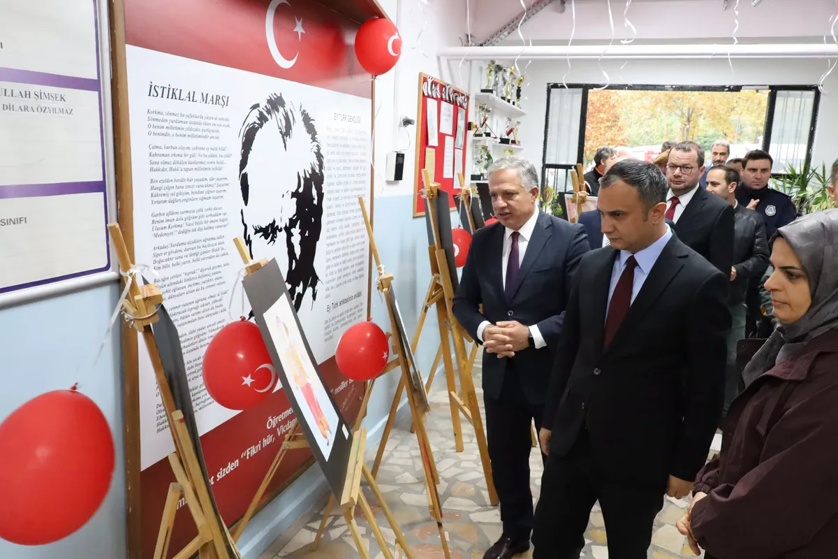 Termal'de 29 Ekim Cumhuriyet Bayramı'nın 103. yılı, kaymakamlık makamında yapılan tebrikat kabulü ve ilçe protokolü ile vatandaşların bir araya geldiği salon programıyla kutlandı. - Fotoğraf 4