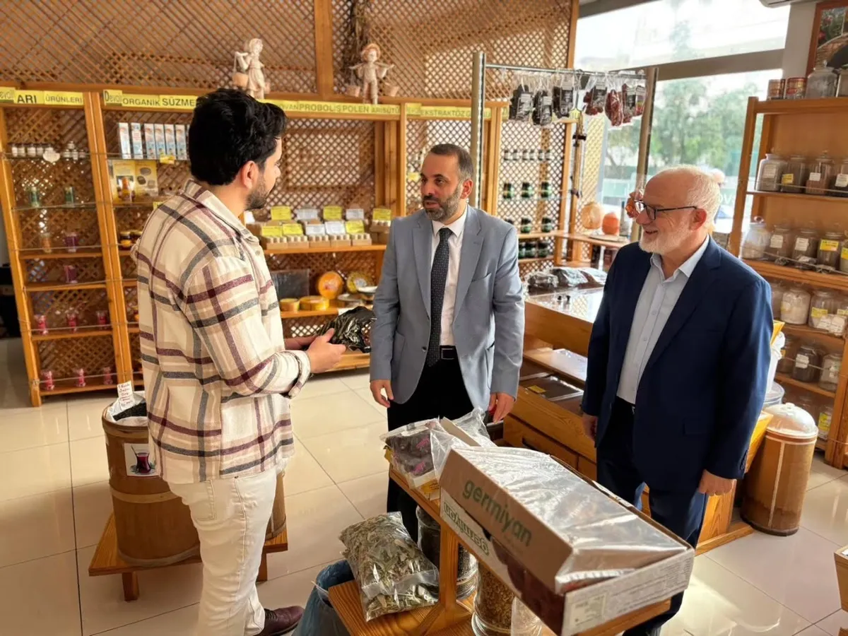 Yalova İl Müftüsü Naci Çakmakçı, din görevlileriyle birlikte Gaziosmanpaşa civarındaki esnafı ziyaret ederek hayırlı kazançlar diledi ve Diyanet yayınlarından hediye etti. - Fotoğraf 1
