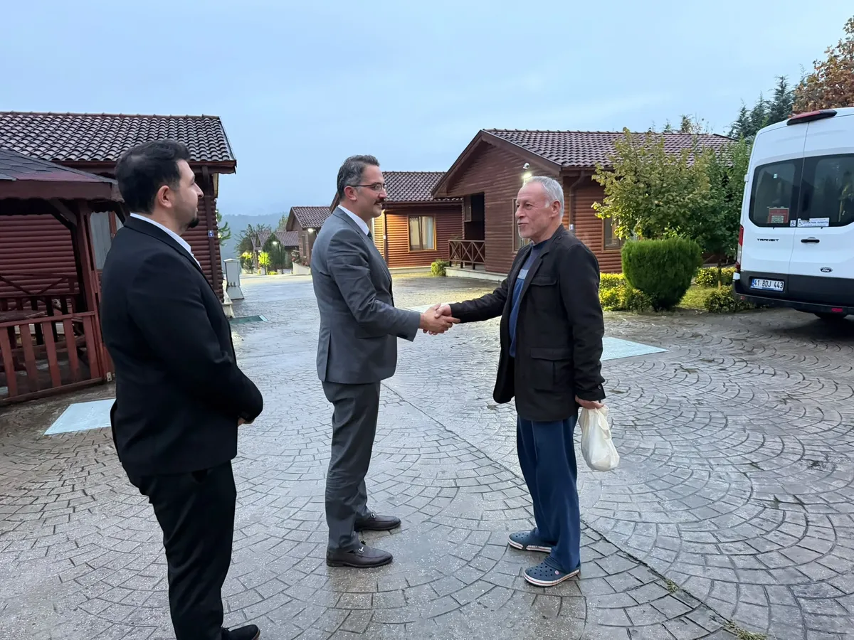 Çınarcık Huzurevi'ni ziyaret eden Seçkin Bilici, kuruluşun fiziki koşulları ile bakım ve destek hizmetlerini yerinde inceleyerek kurum sakinlerinin taleplerini dinledi. - Fotoğraf 6