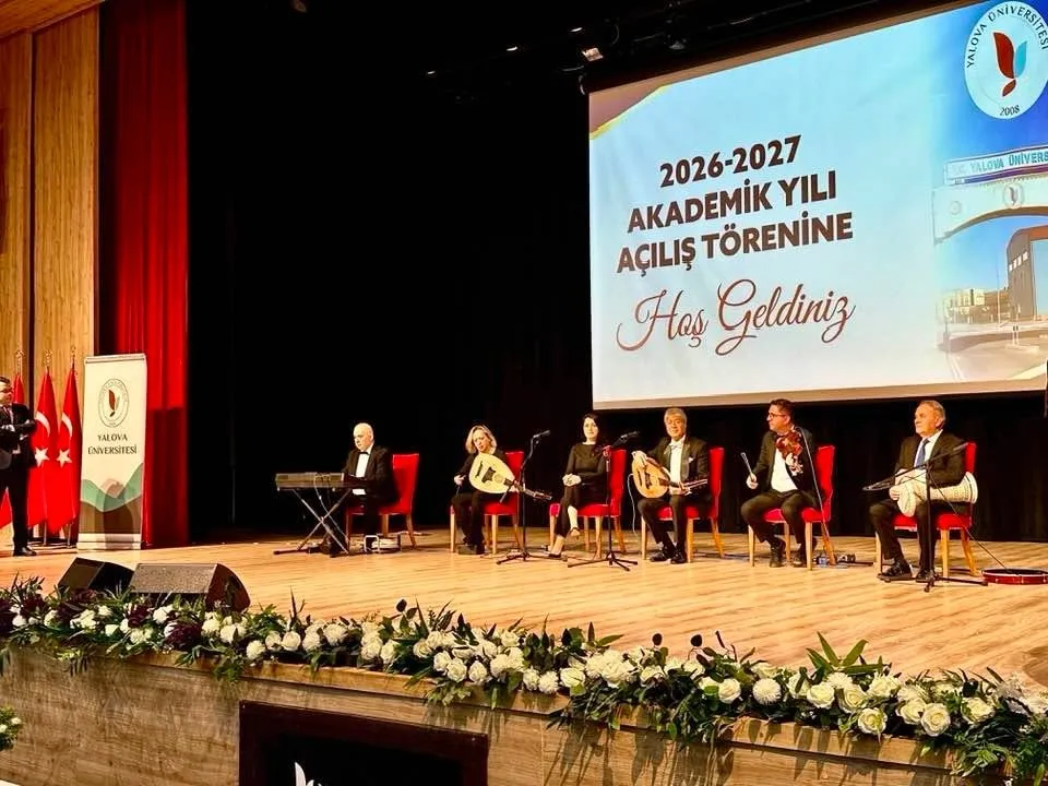 Yalova Üniversitesi'nde düzenlenen 2026-2027 Akademik Yılı Açılış Töreni'ne katılan ilçe belediyesi, yeni dönemin akademisyenlere ve öğrencilere hayırlı olmasını temenni etti. - Fotoğraf 1