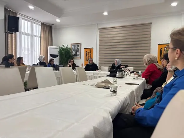 Yalova Öğretmen Akademileri programında, çocuklarda sorgulama ve düşünme becerilerinin geliştirilmesi ile erdemli bireyler yetiştirmenin önemi ele alındı. - Fotoğraf 5