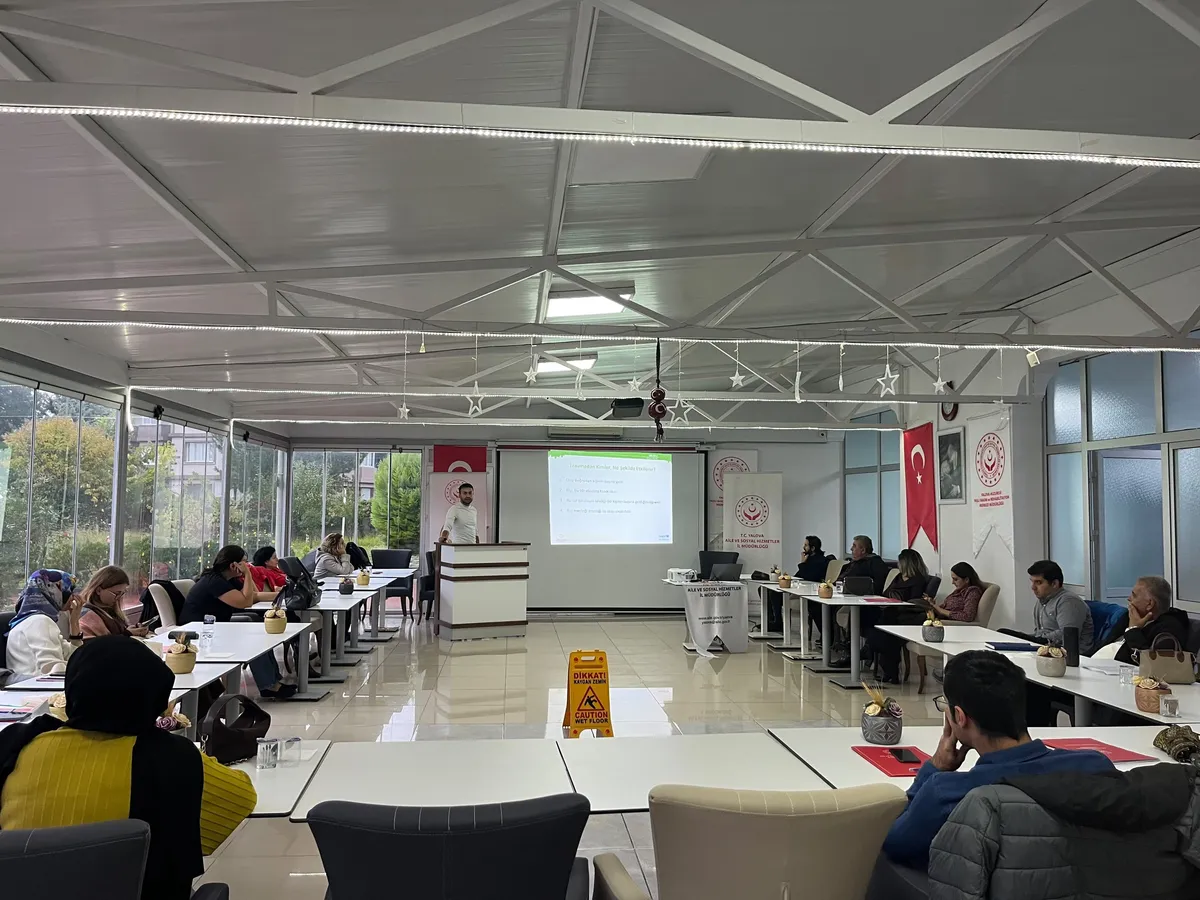 Yalova'da afet ve acil durumlarda görev alacak personele yönelik üç gün süren psikososyal destek başlangıç düzey eğitim programı tamamlandı. - Fotoğraf 5