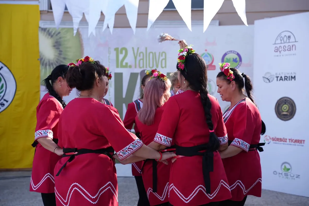 Subaşı'nda düzenlenen 12. Yalova Kivi Festivali'nde yurt dışından gelen kardeş kent temsilcileri ağırlandı; heyetlere hediyeler sunulurken folklor gösterileri ve konserler sergilendi. - Fotoğraf 2