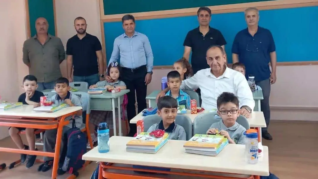 Çınarcık İlçe Milli Eğitim Müdürü Nedim Karabacak ve şube müdürleri, Uyum Haftası Programı kapsamında Çınarcık İlkokulu'ndaki öğrencilerin heyecanına ortak oldu. - Fotoğraf 1