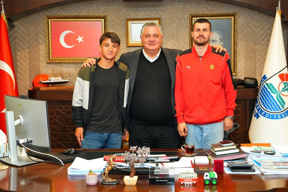Yalova'da mahallelerindeki parkı temizleyen duyarlı gençleri belediyede kabul eden Belediye Başkanı Mehmet Gürel, ortak yaşam alanlarının korunmasında sergiledikleri örnek davranış dolayısıyla kendilerine teşekkür ETTİ. - Fotoğraf 1