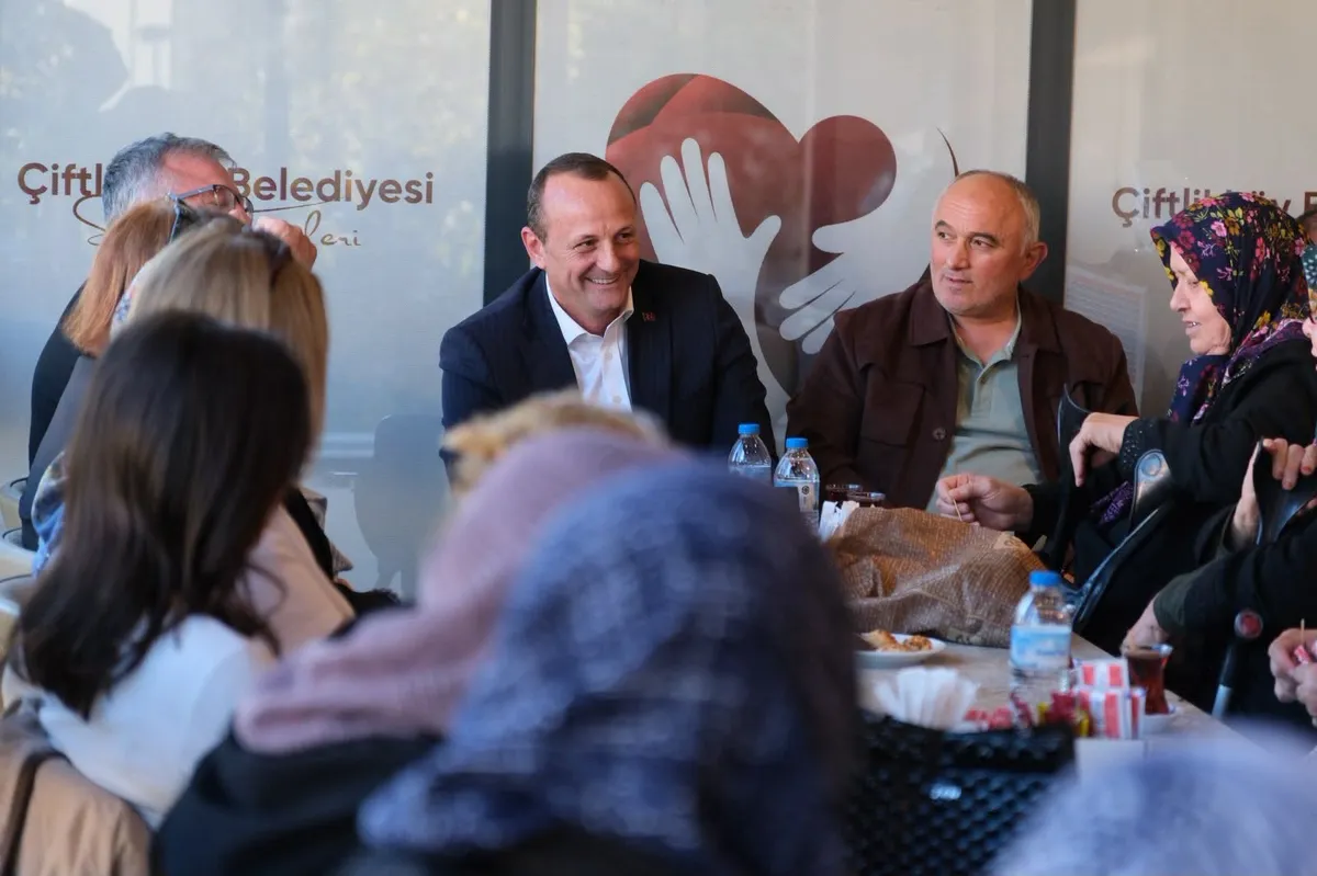 Çiftlikköy Belediye Başkanı Adil Yele, Bulgaristan Cumhurbaşkanlığı seçimi öncesinde BAL-GÖÇ Yalova Derneği Başkanı Lütfi Özgür ve sandık görevlileriyle birlikte 500 Evler Mahallesi sakinleriyle buluştu. - Fotoğraf 1