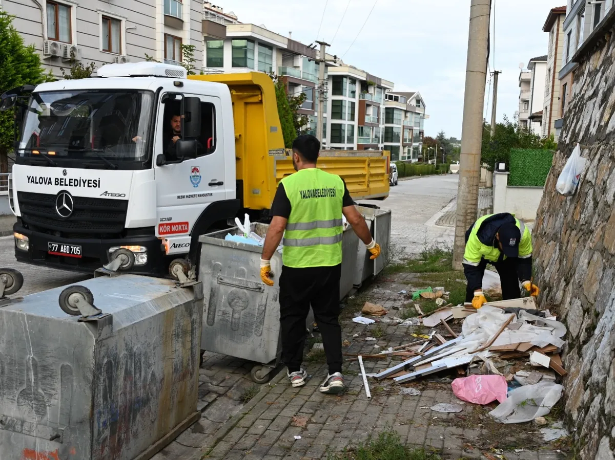Yalova Belediyesi ekipleri, kentin dört bir yanında yürütülen çalışmalar kapsamında Kazım Karabekir Mahallesi'nde sokakları süpürdü, yabani otları biçti ve konteyner çevrelerindeki büyük hacimli atıkları topladı. - Fotoğraf 2