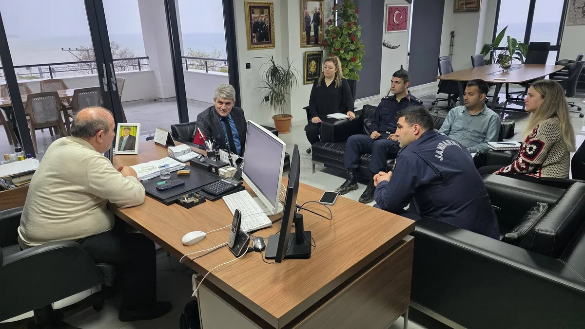 Çınarcık'a bağlı Esenköy'de gece boyunca etkili olan yoğun yağışların ardından Kaymakam Tahsin Aksu ve Belediye Başkanı Mehmet Temel olumsuzluk yaşanan bölgelerde inceleme yaptı. - Fotoğraf 1