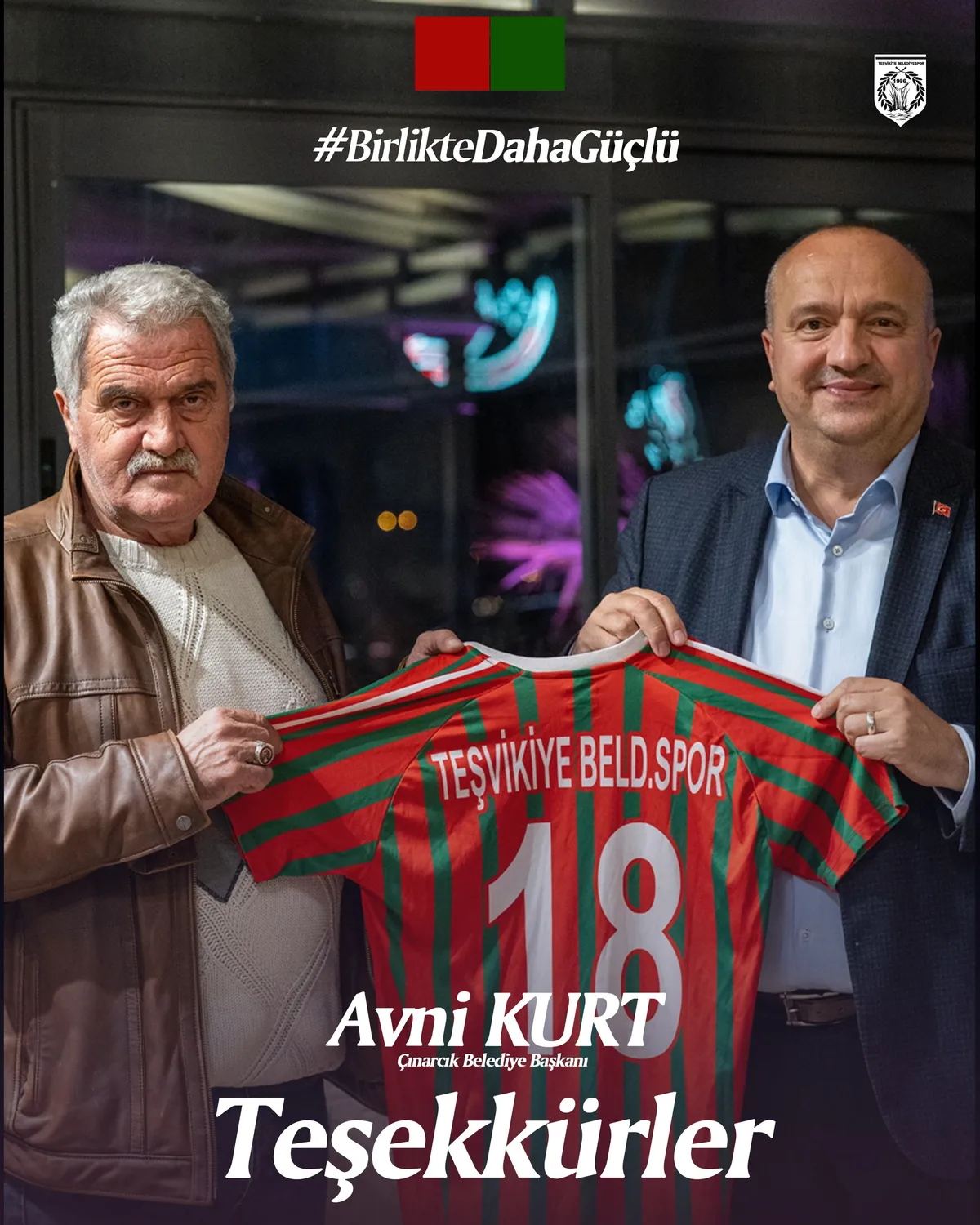 Teşvikiye Belediyespor Kulübü'nün düzenlediği dayanışma gecesine katılan Çınarcık Belediye Başkanı Avni Kurt'a, kulüp yönetimi yerel spora sunduğu destek dolayısıyla teşekkür etti. - Fotoğraf 1