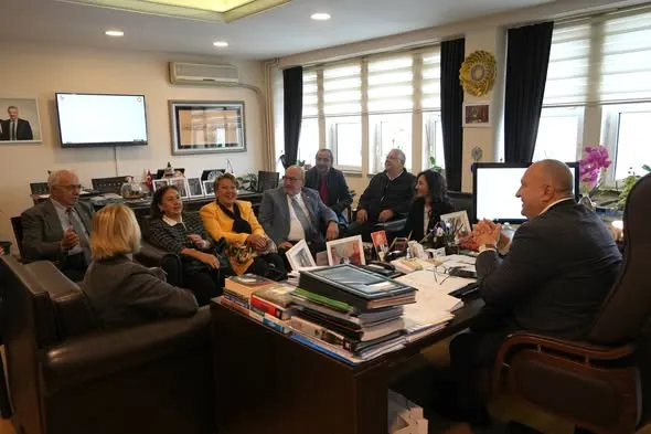 Yeni parti Çınarcık İlçe Başkanı hasibe Birgin ve beraberindeki yönetim kurulu üyeleri, 26 Ekim Pazartesi günü Çınarcık Belediye Başkanı Avni Kurt'u makamında ziyaret etti. - Fotoğraf 6