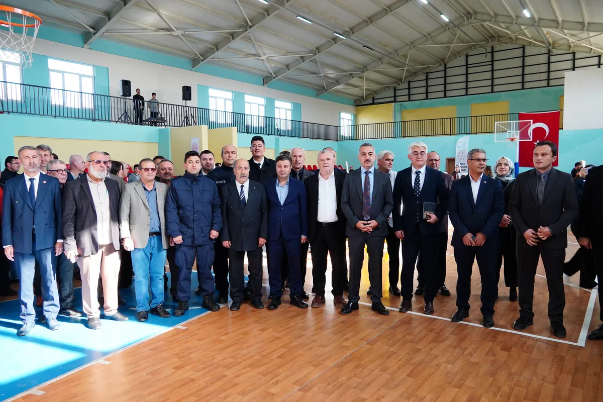 İlçe protokolünün katıldığı törenle kapılarını açan TÜBİTAK 4007 Bilim Şenliği'nde, öğrencilerin ve katılımcıların hazırladığı bilimsel projeler sergilenmeye başladı. - Fotoğraf 1
