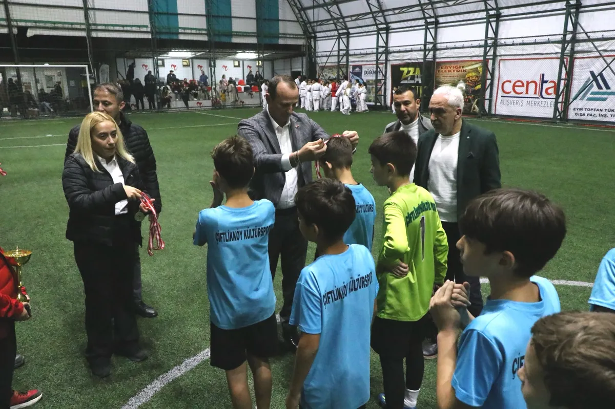 Çiftlikköy Belediyesi Kültür, Sanat ve Sosyal İşler Müdürlüğü tarafından organize edilen Cumhuriyet Kupası Turnuvası'nda Çiftlikköy Kültürspor şampiyonluğa ulaştı. - Fotoğraf 3