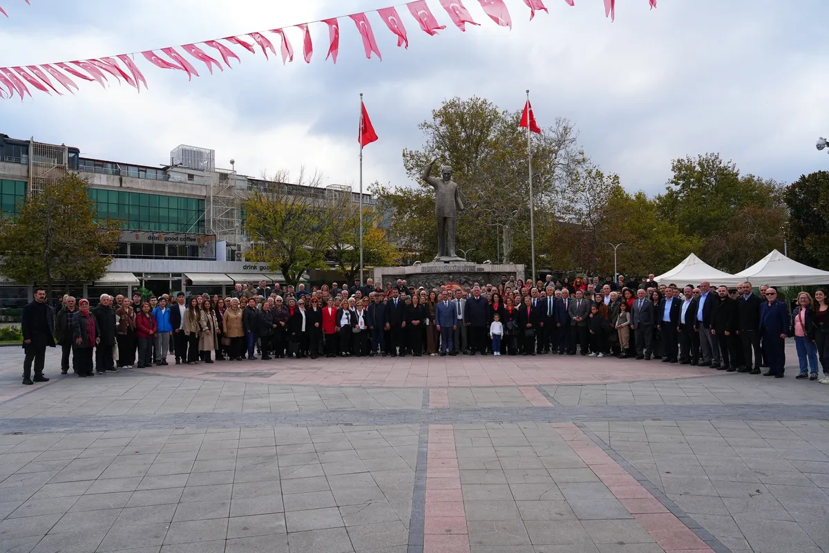 Yalova Belediye Başkanı Mehmet Gürel ile Subaşı Belediye Başkanı Turan Canbay, parti teşkilatının 29 Ekim Cumhuriyet Bayramı dolayısıyla düzenlediği çelenk sunma programında bir araya geldi. - Fotoğraf 1