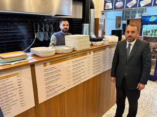 Yalova'da cuma günleri sürdürülen esnaf buluşmaları bu hafta Merkez Camii çevresinde gerçekleşti; din görevlileriyle birlikte dükkanları gezen heyet hayırlı kazançlar dileyerek Diyanet yayınları hediye etti. - Küçük görsel 13