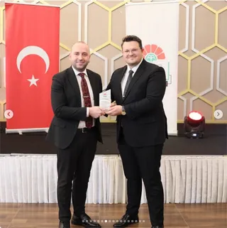 Yalova Barosu, 29 Ekim dolayısıyla düzenlenen cumhuriyet balosunda önceki dönem kurullarında yer almış avukatlara plaket verdi. - Küçük görsel 9