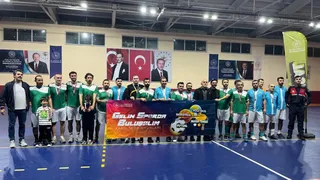 Kamu Sporları kapsamında düzenlenen futsal müsabakalarında finale yükselen A ve B takımları karşılaştı; mücadeleyi 3-0 kazanan A takımı şampiyon oldu. - Küçük görsel 2