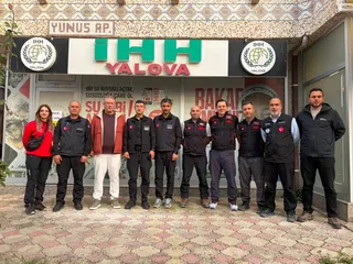 Isparta'daki kanyonda eğitim sırasında meydana gelen kaza sonucu hayatını kaybeden Sinan Yavuz için AFAD İl Müdürü Adem Eşiyok ve şube müdürleri Yalova İHH'ya taziye ziyaretinde bulundu. - Küçük görsel 2