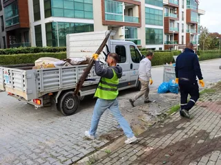 Yalova Belediyesi ekipleri, kentin dört bir yanında yürütülen çalışmalar kapsamında Kazım Karabekir Mahallesi'nde sokakları süpürdü, yabani otları biçti ve konteyner çevrelerindeki büyük hacimli atıkları topladı. - Küçük görsel 6