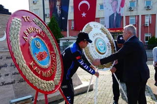 Armutlu'da Cumhuriyet Bayramı'nın 103. yıl dönümü dolayısıyla düzenlenen törende Kaymakam Erinç Demir ve Belediye Başkanı Cengiz Arslan çelenk sunma programına katıldı. - Küçük görsel 2