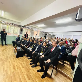 Termal Ortaokulu'nda düzenlenen 29 Ekim Cumhuriyet Bayramı kutlamalarında öğrenciler gösterilerini sergiledi, ilçe protokolünün katılımıyla öğrenci eserlerinden oluşan sergi açıldı. - Küçük görsel 6