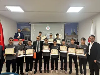Yalova'da hafızlık eğitimlerini tamamlayan öğrencilere hafızlık belgeleri, İl Müftüsü Naci Çakmakçı'nın katıldığı programla takdim edildi. - Küçük görsel 5