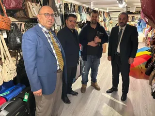 Yalova'da cuma günleri sürdürülen esnaf buluşmaları bu hafta Merkez Camii çevresinde gerçekleşti; din görevlileriyle birlikte dükkanları gezen heyet hayırlı kazançlar dileyerek Diyanet yayınları hediye etti. - Küçük görsel 6