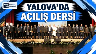 Yalova Üniversitesi'nin yeni dönemi için düzenlenen açılış dersi programı, il protokolü, akademisyenler ve öğrencilerin katılımıyla Mehmet Okul Kongre ve Kültür Merkezi'nde yapıldı. - Küçük görsel 1