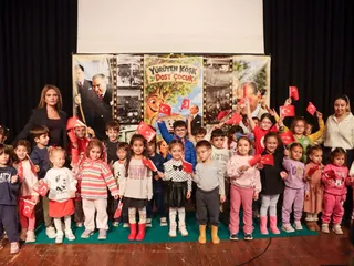 Yalova Belediyesi, Cumhuriyetin 103. yıl dönümü etkinlikleri kapsamında Gazi Mustafa Kemal Atatürk'ün doğa sevgisini ve çevre bilincini anlatan Yürüyen Köşk tiyatro oyununu çocuklarla buluşturdu. - Küçük görsel 2