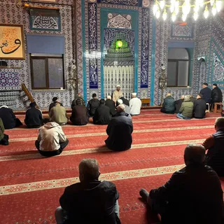 Yalova'da Abdülhamid Han Camii'nde bir araya gelen cemaat, sabah namazının ardından İl Müftüsü Naci Çakmakçı'nın sohbetini dinledi ve dua etti. - Küçük görsel 2