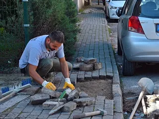 Yalova Belediyesi ekipleri, Mehmet Durman Caddesi'nde asfalt yama, Halide Edip Adıvar Sokak'ta parke taş döşerken kentin farklı noktalarında yağmur suyu hatlarını temizliyor ve park zeminlerini yeniliyor. - Küçük görsel 11