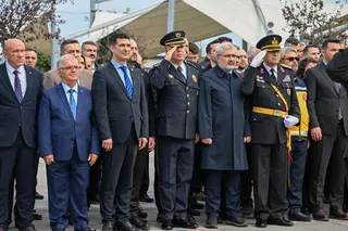 Cumhuriyet'in 103. yılı dolayısıyla düzenlenen çelenk programında Yalova Valisi Dr. Ahmet Hamdi Usta ve il protokolü, 15 Temmuz Demokrasi ve Cumhuriyet Meydanı'nda bir araya geldi. - Küçük görsel 4