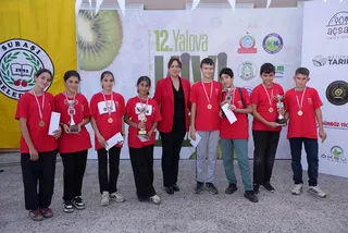 Altınova'nın Subaşı beldesinde 12. Yalova Kivi Festivali kapsamında düzenlenen Subaşı Olimpiyatları'nda çocuklar bocce, 100 metre koşu ve uzun atlama yarışlarında yer aldı. - Küçük görsel 3